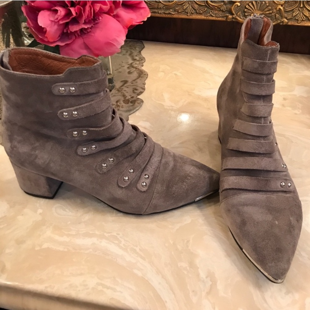 SALE 💝 Jeffrey Campbell taupe suede boots 7.5 fits small